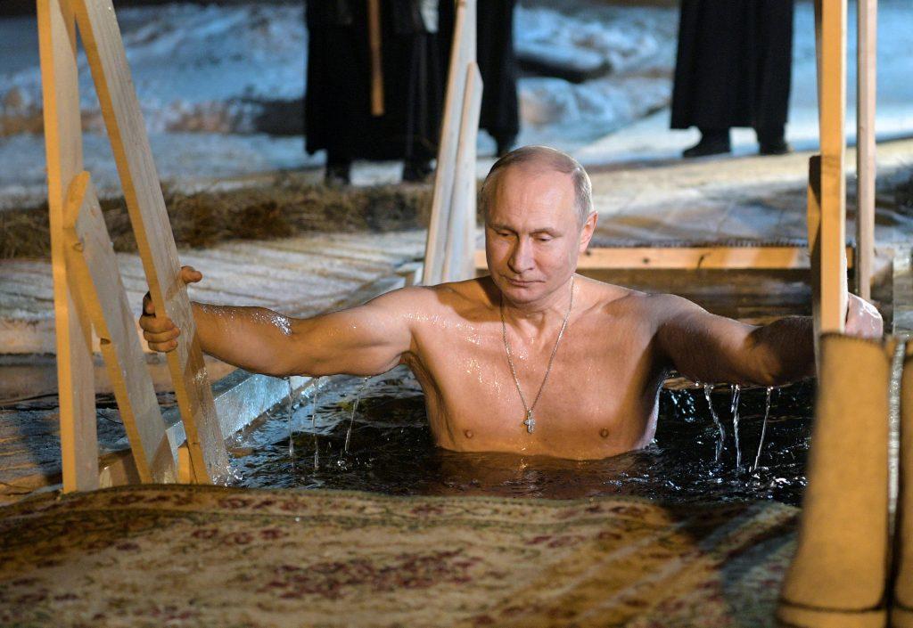 Ατρόμητος Πούτιν – Βούτηξε στα παγωμένα νερά λίμνης για τα Θεοφάνεια