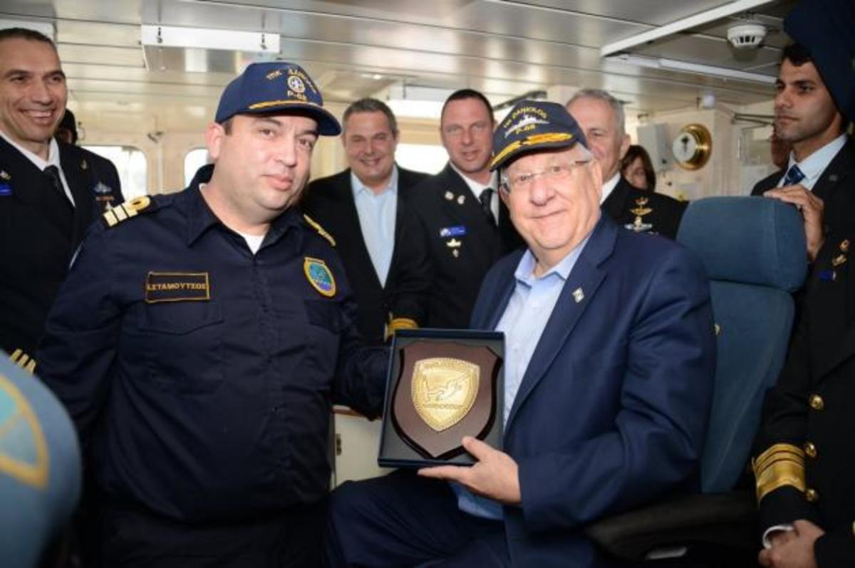Ο πρόεδρος του Ισραήλ με τον ΥΕΘΑ στο σημείο που έγινε η ναυμαχία της Σαλαμίνας [pics]