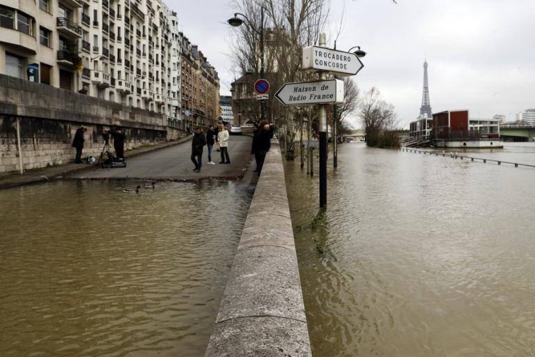 Παρίσι: Ο Σηκουάνας ξεχείλισε – Τα νερά έχουν κατακλύσει τα πάντα
