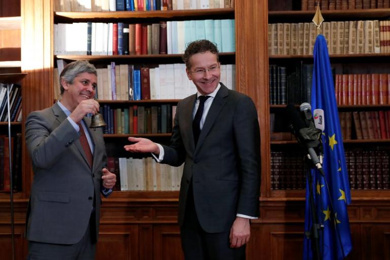Παρέδωσε τα “σκήπτρα” και το… καμπανάκι του Eurogroup ο Ντάισελμπλουμ – Αναλαμβάνει ο Σεντένο [pics]