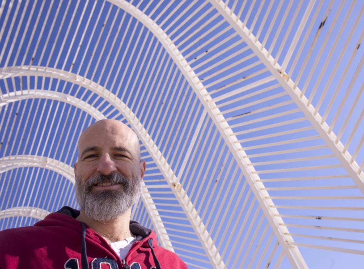 Σίλας Σεραφείμ στο TLIFE: “Κάνω ακριβώς το αντίθετο από αυτό που κάνει ο Σεφερλής και ο Λαζόπουλος