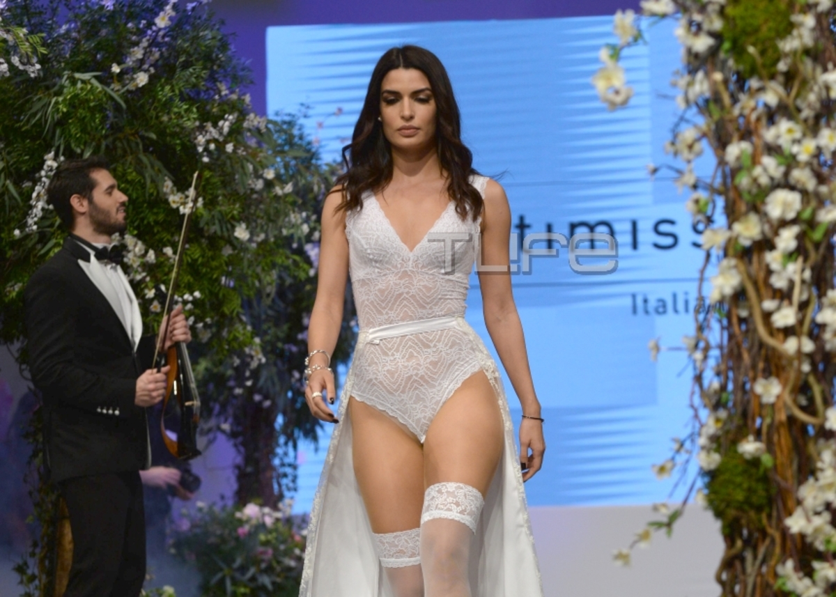 “Κόλασε” η Τόνια Σωτηροπούλου στην πασαρέλα! [pics]