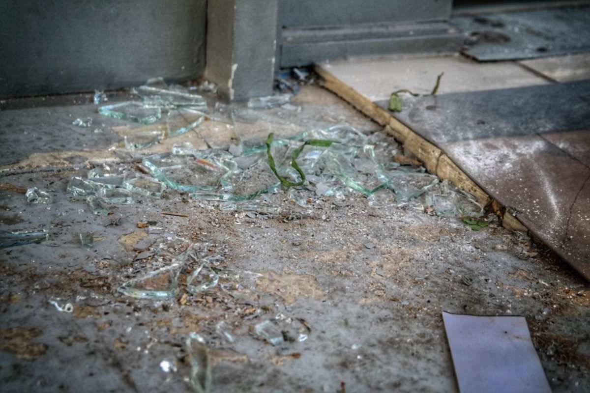 Καταδρομική επίθεση με βαριοπούλες σε ΕΛΤΑ και γραφεία του ΣΥΡΙΖΑ