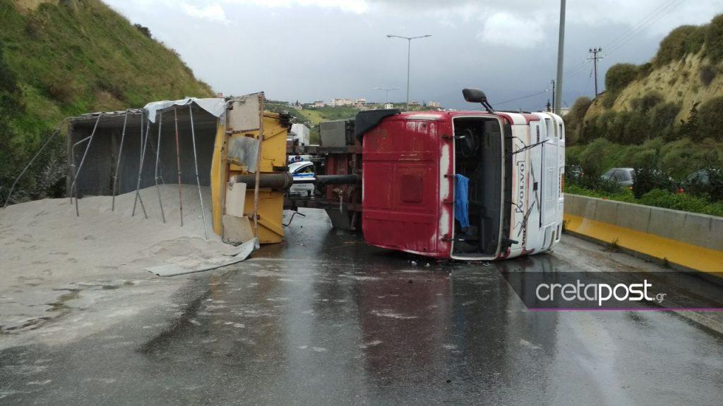 Σοβαρό τροχαίο με νταλίκα στο Ηράκλειο [pics, vid]