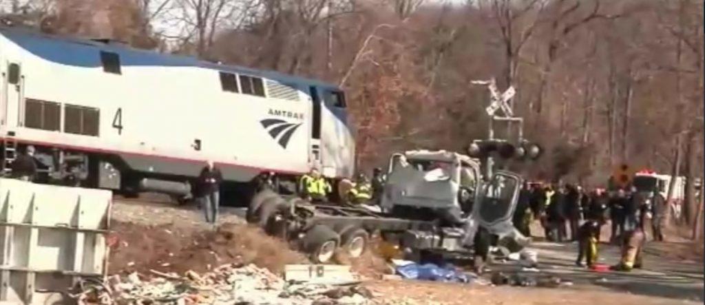 Τρένο που μετέφερε μέλη του Κογκρέσου συγκρούστηκε με φορτηγό
