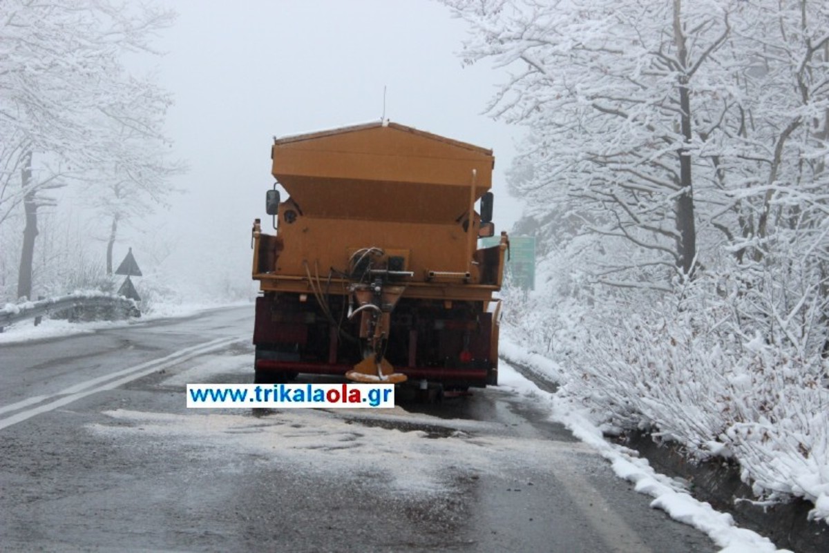 Καιρός: Σφοδρή χιονόπτωση σαρώνει τη βόρεια Ελλάδα! “Γυαλί” οι δρόμοι και διακοπές κυκλοφορίας