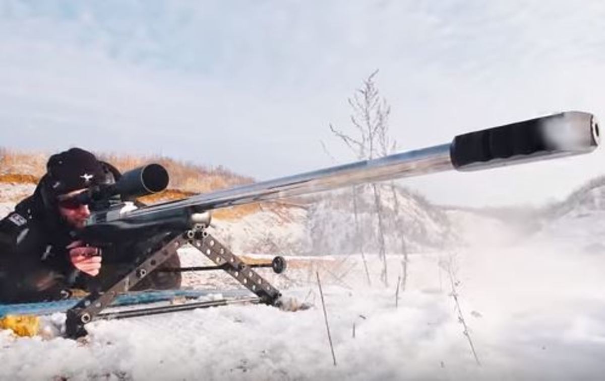 Απίστευτο τυφέκιο ελεύθερου σκοπευτή ρίχνει τείχος πάγου 1,5 μέτρου! [vid]