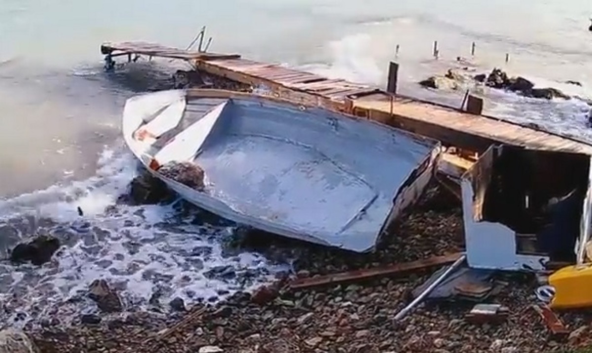 Ναύπλιο: Η θάλασσα “κατάπιε” και κατέστρψε βάρκες – Εικόνες καταστροφής λόγω κακοκαιρίας [vid]