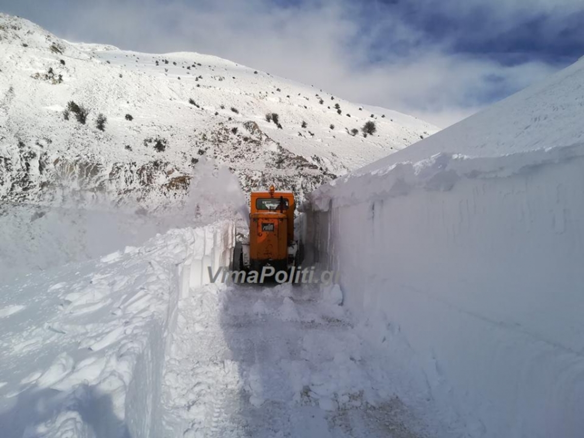 «Θάφτηκε» στα χιόνια το Βελούχι [pics, vids]