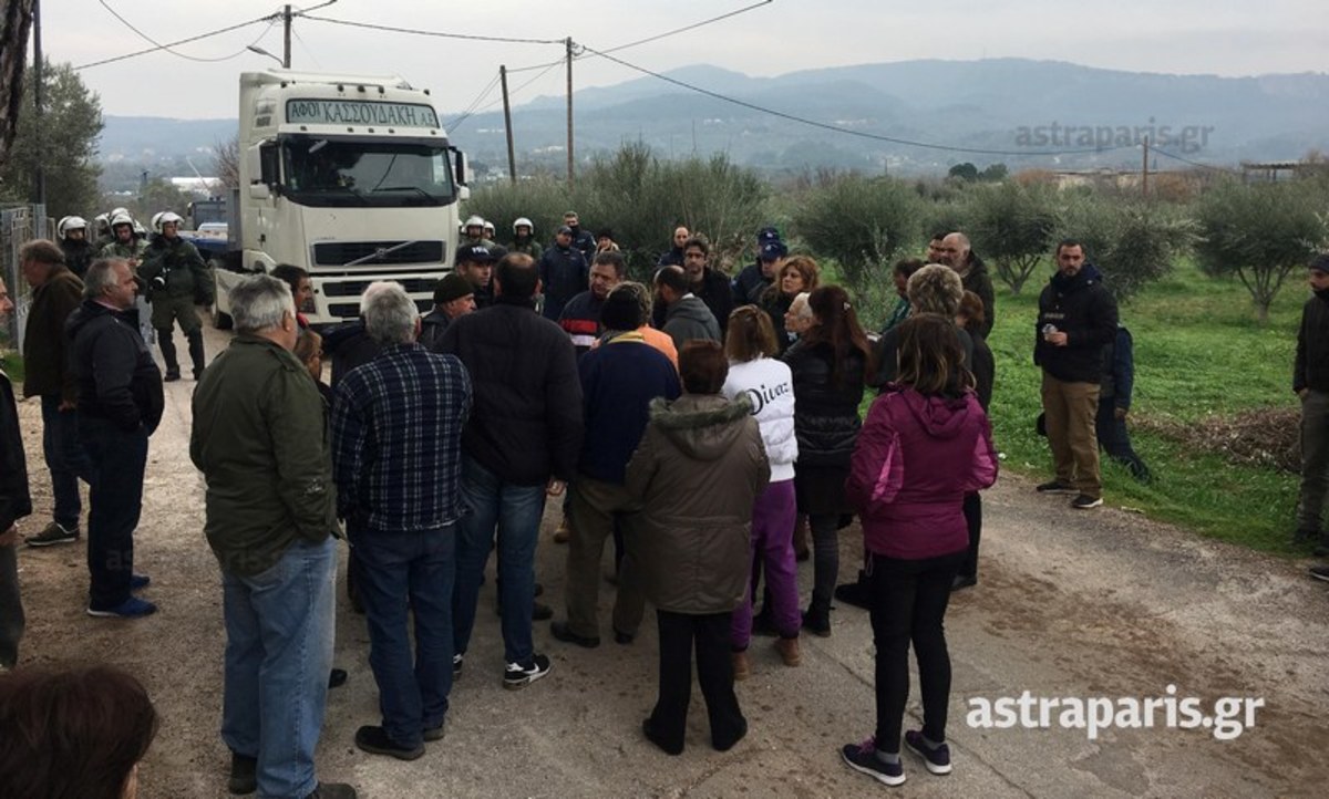 Χίος: Η επέμβαση των ΜΑΤ για τη μεταφορά των οικίσκων – Το μπλόκο των κατοίκων [pics, vid]