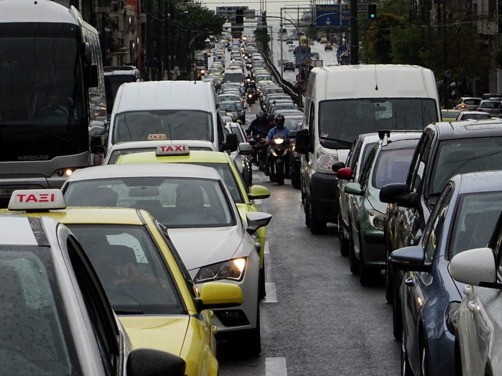 Η βροχή έφερε μποτιλιάρισμα – Αυξημένη κίνηση στους δρόμους