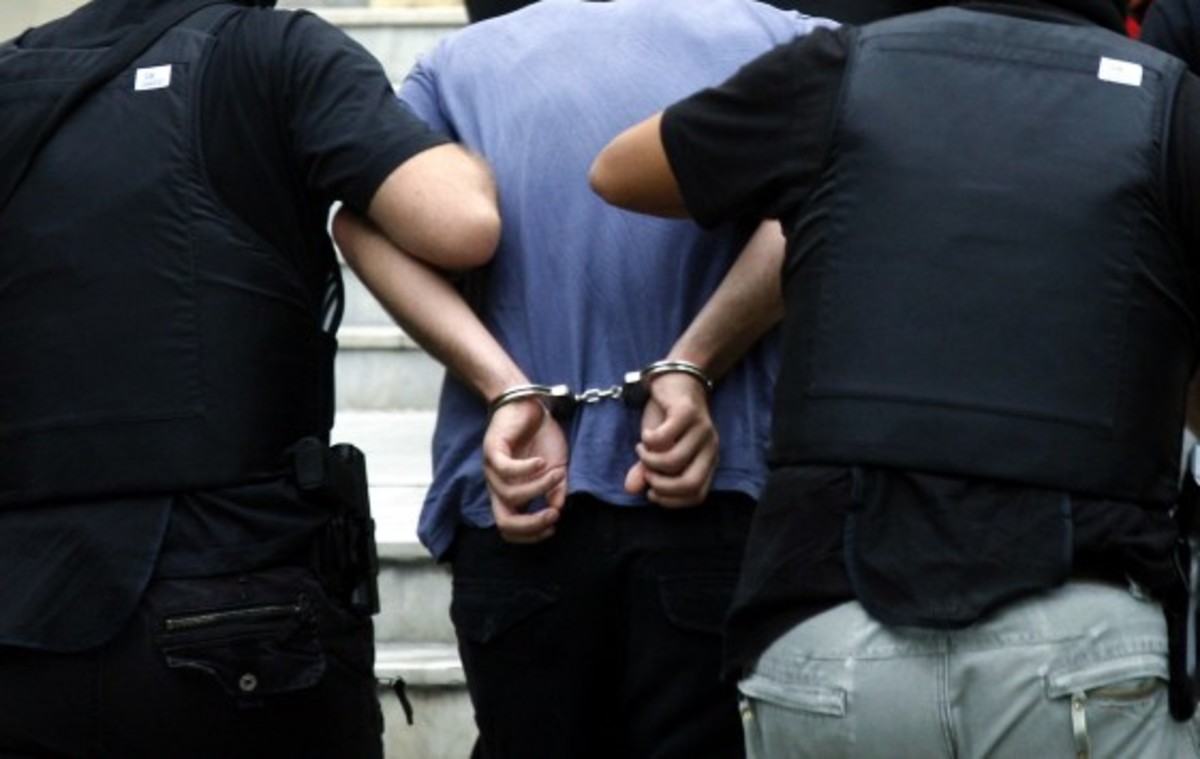 Κρήτη: Χειροπέδες στο Ηράκλειο για ζάρια – 7 συλλήψεις μέσα στο καφενείο!