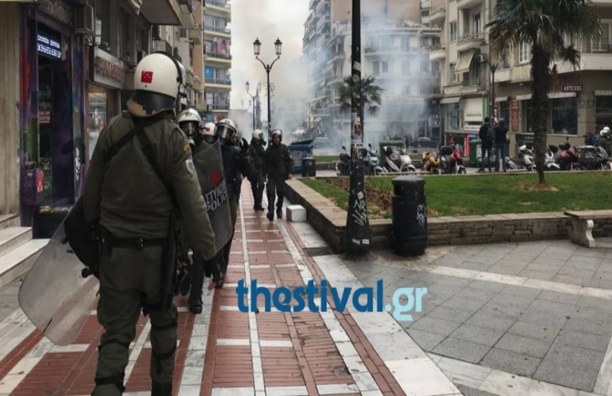 Συλλαλητήριο για τη Μακεδονία: “Μάχη” χρυσαυγιτών – ΜΑΤ στην πλατεία Ναβαρίνου