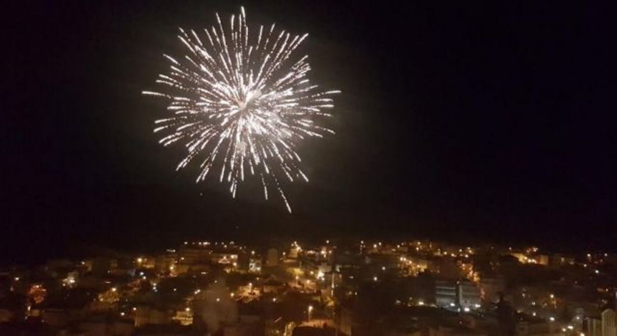 Λάμψη και πυροτεχνήματα σε όλη την Ελλάδα για την υποδοχή του 2018 [vids]