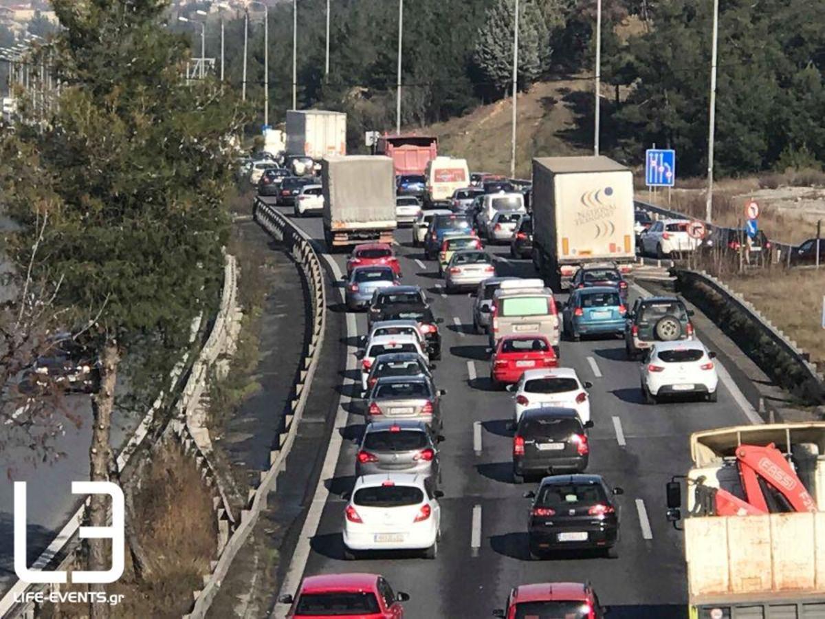 Θεσσαλονίκη: Κυκλοφοριακό χάος στον Περιφερειακό – Στα όριά τους οι “παγιδευμένοι” οδηγοί [pics, vid]