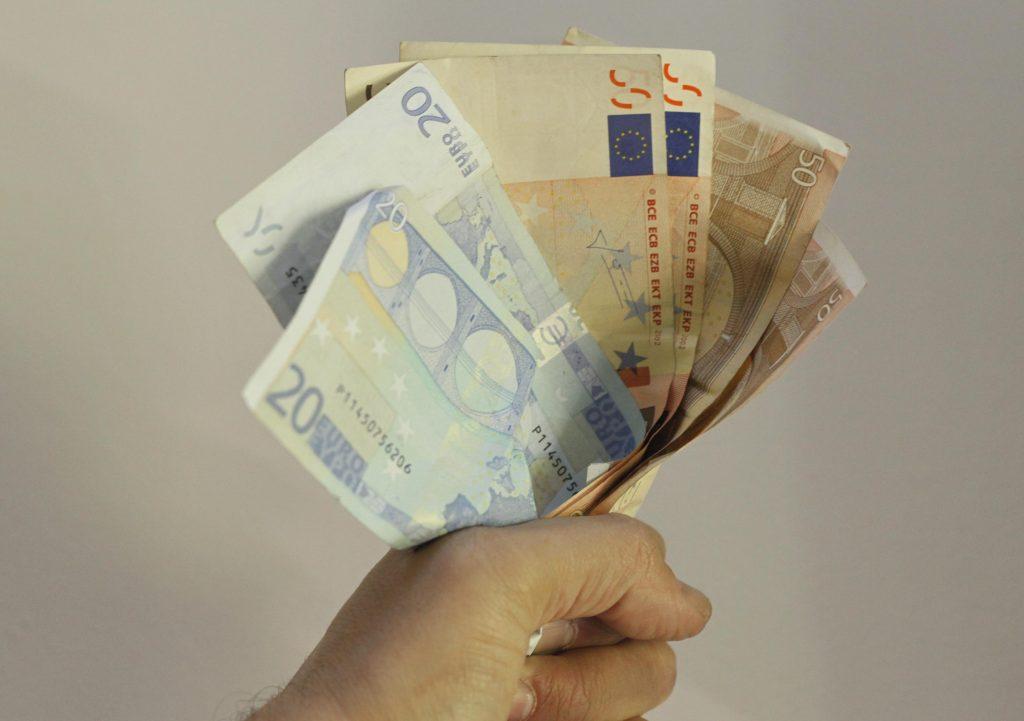 Κρήτη: Έκρυβε τα λεφτά στο σουτιέν της – Την “έπιασε” η κάμερα