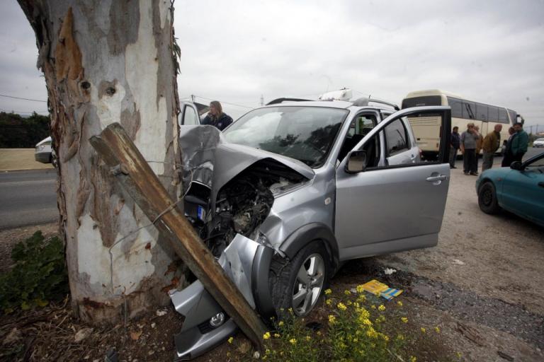 Λακωνία: Σκοτώθηκε νεαρός οδηγός – Το αυτοκίνητό του καρφώθηκε σε ελιά μετά από τρελή πορεία!