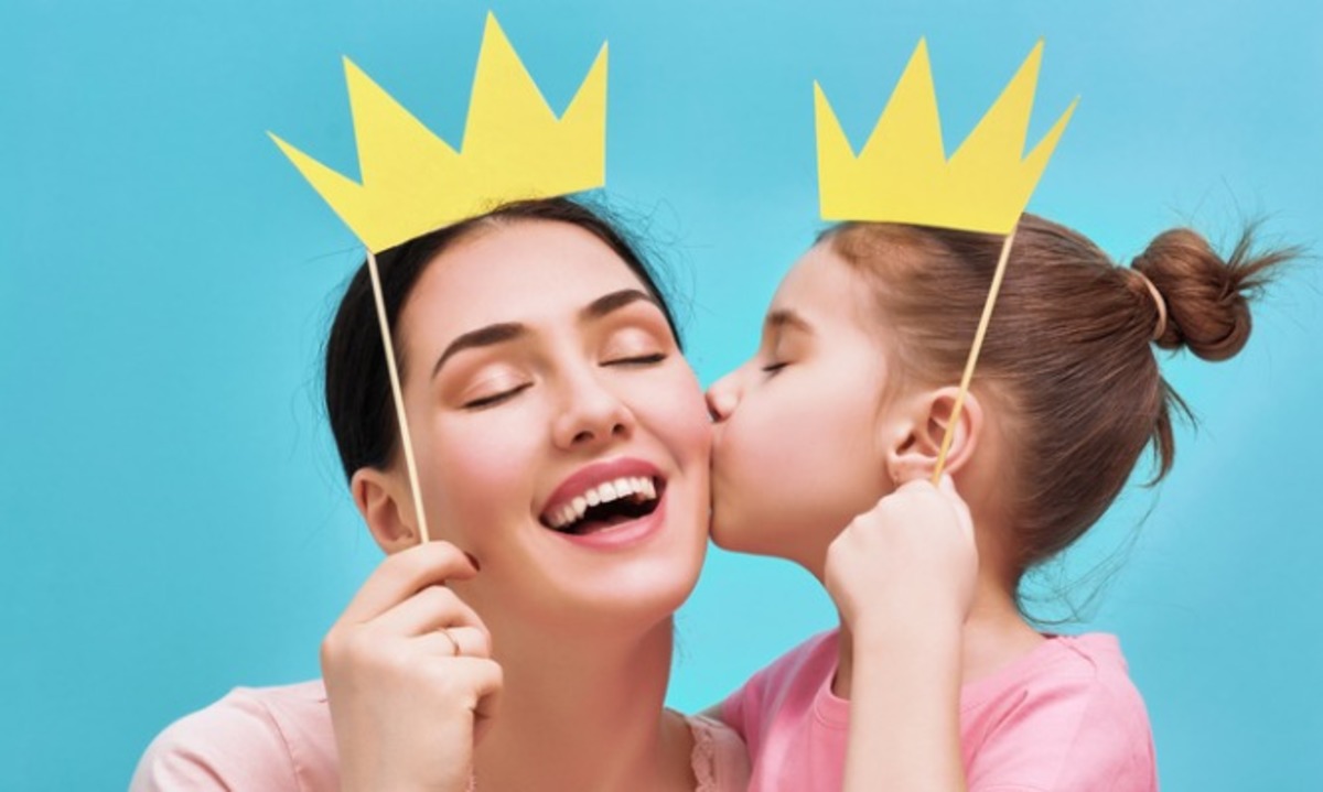 Σταματήστε να λέτε διαρκώς στα κοριτσάκια “πόσο όμορφα είναι”! Δείτε γιατί