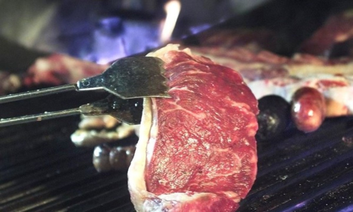 Κρέας: Σε τι θερμοκρασία ψησίματος πρέπει να φτάνει για να είναι ασφαλές [vid]