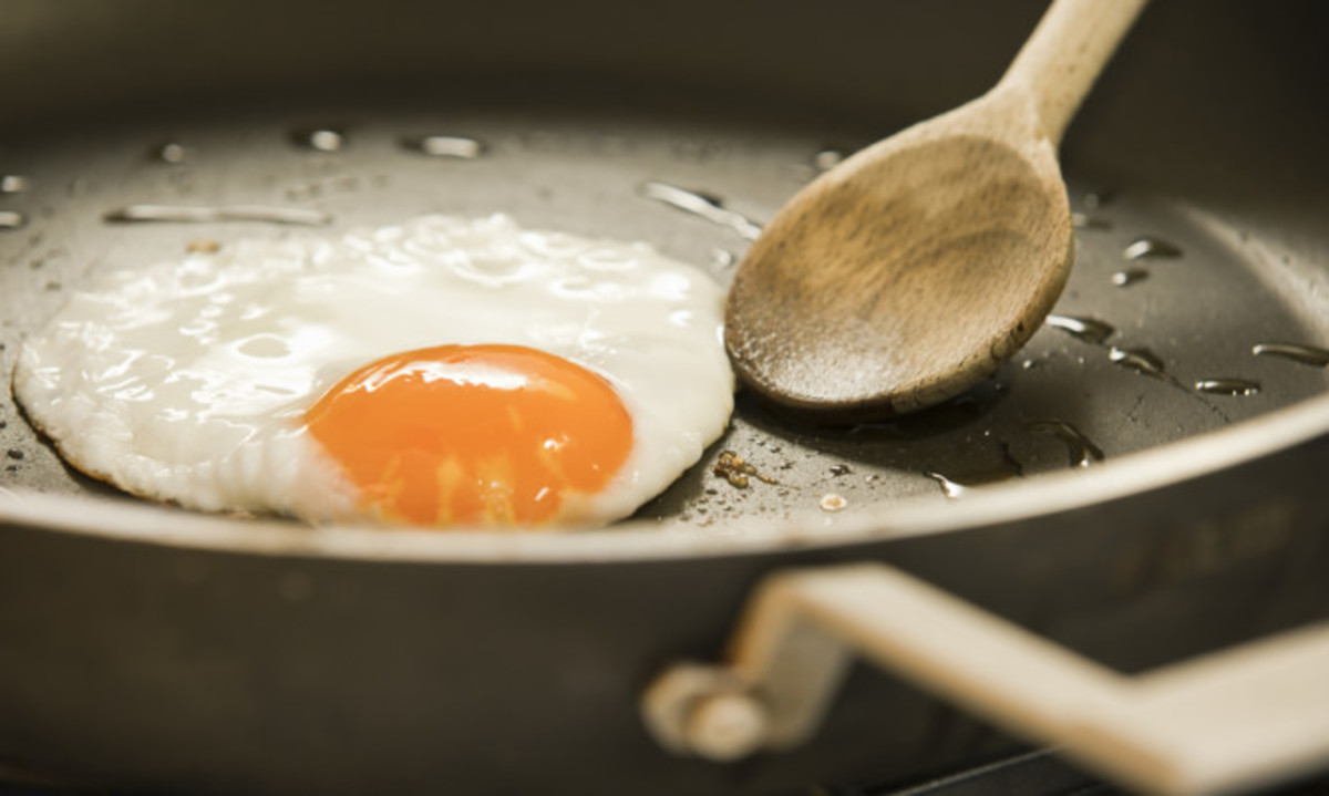 Μην κάνετε το λάθος όταν μαγειρεύετε αυγά: Ο υγιεινός τρόπος να τα τρώτε
