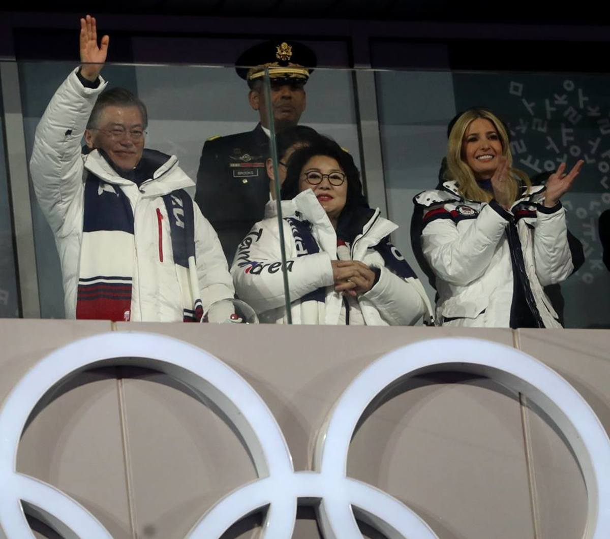 Χειμερινοί Ολυμπιακοί Αγώνες 2018: Στην τελετή λήξης η Ιβάνκα Τραμπ – Η χειραψία με… νόημα του Νοτιοκορεάτη προέδρου