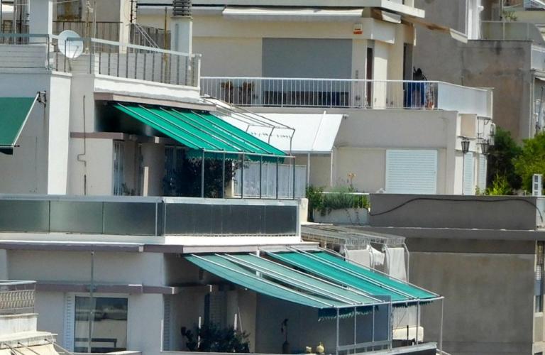 Κρήτη: Γυναίκα έπεσε από μπαλκόνι και σώθηκε – Μια τέντα “έκοψε” την πτώση της!