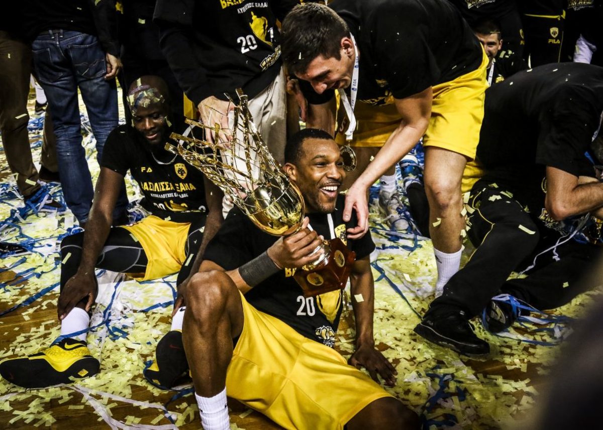 AEK – Ολυμπιακός: Ξέφρενοι “κιτρινόμαυροι” πανηγυρισμοί! “Κάηκαν” τα αποδυτήρια [pics]