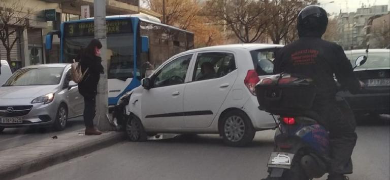 Λάρισα: Το τροχαίο που προκάλεσε κυκλοφοριακό – Οι στιγμές που δύσκολα θα ξεχάσει η οδηγός [pics]