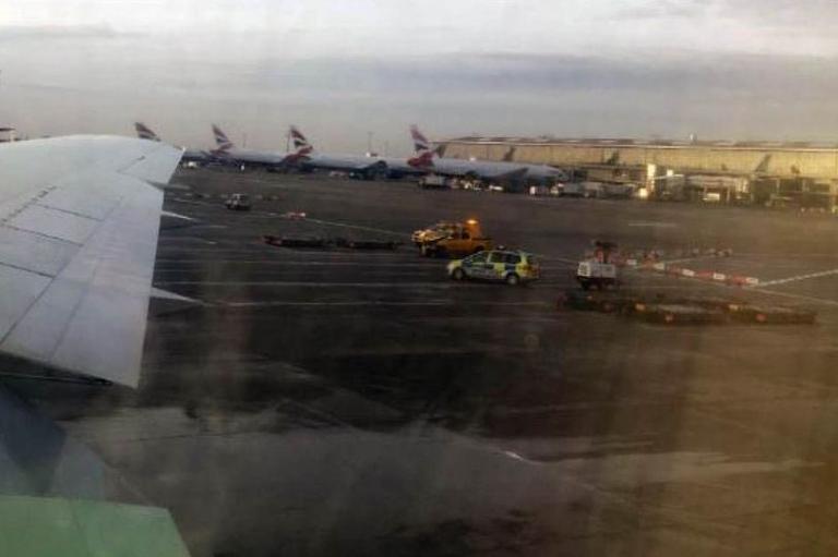 Αιματηρό τροχαίο στο Heathrow: Πέθανε εργαζόμενος – Έβγαλαν εκατοντάδες επιβάτες από αεροπλάνο
