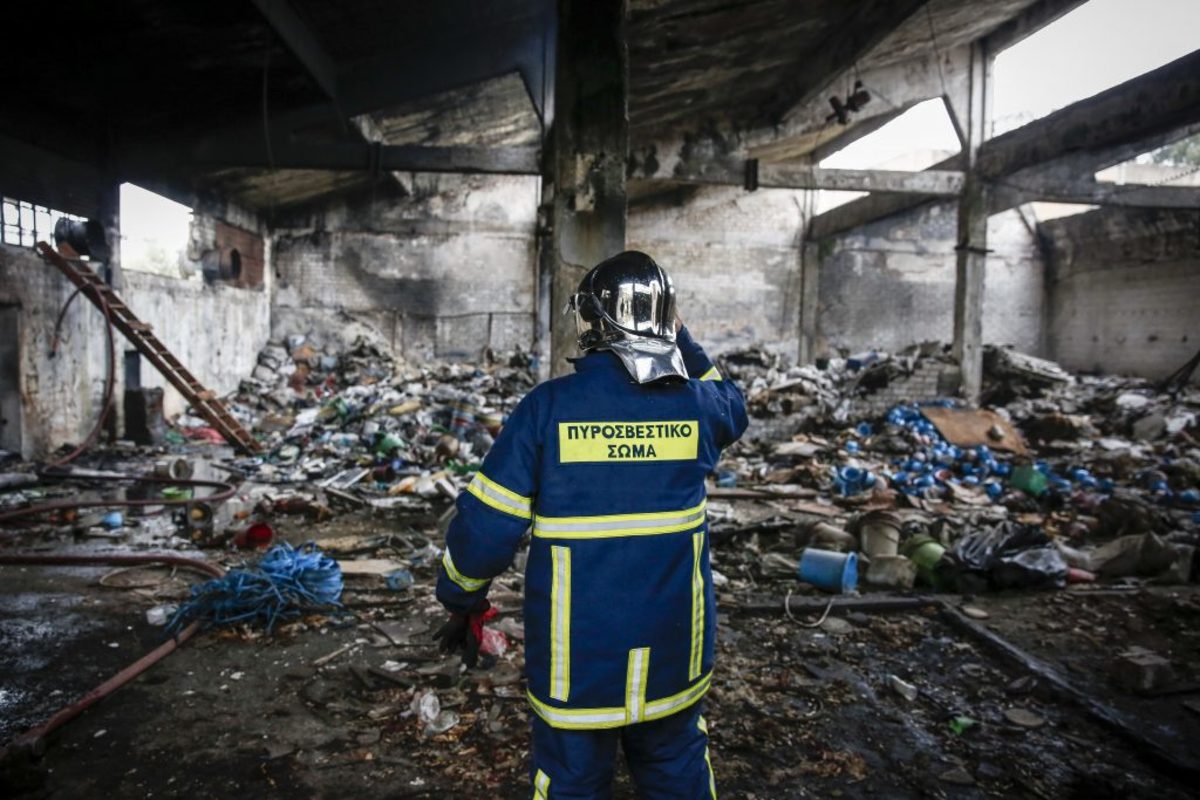 Ένας νεκρός από την πυρκαγιά στο εργοστάσιο στη Μάνδρα