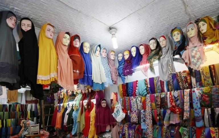 Χειροπέδες σε 30 γυναίκες που πέταξαν τη μαντίλα στην Τεχεράνη