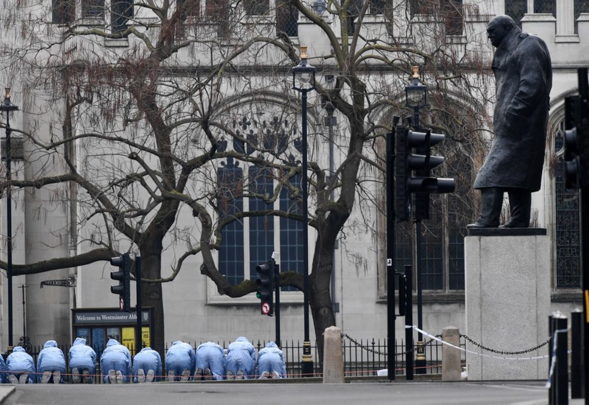 Αβλαβής λευκή σκόνη εντοπίστηκε στο ύποπτο δέμα που βρέθηκε στο βρετανικό κοινοβούλιο
