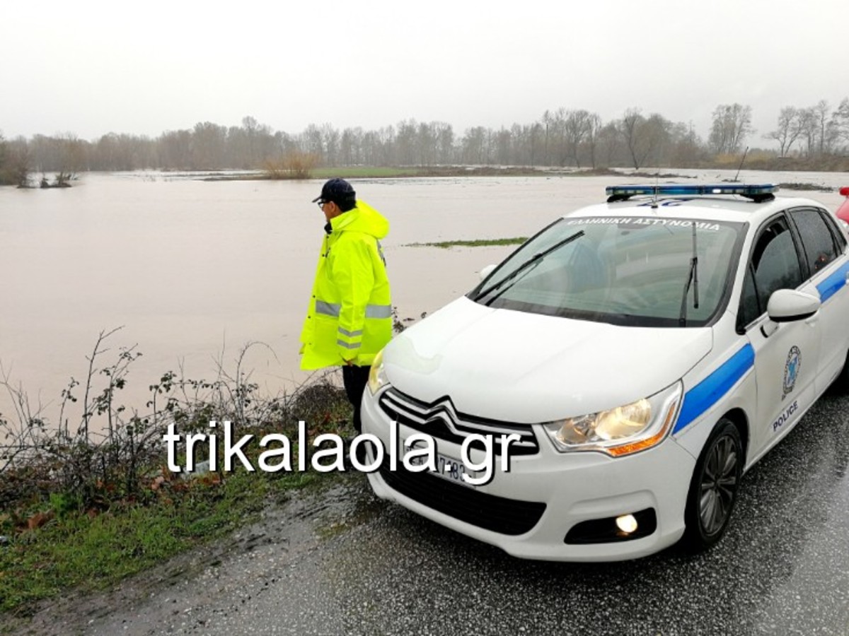 Τρίκαλα: Υπερχείλισαν όλοι οι παραπόταμοι του Πηνειού – Τα ορμητικά νερά απειλούν περιουσίες [pics, vid]