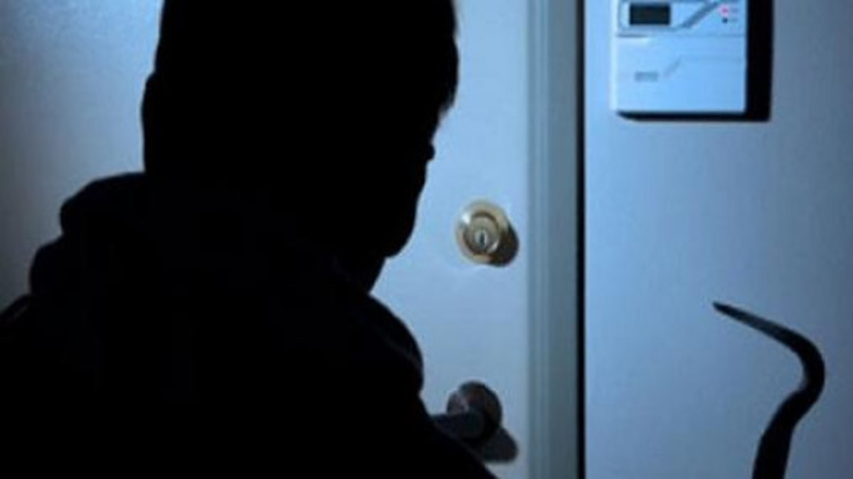 Τρόμος όταν άνοιξε την πόρτα – Οι «επισκέπτες» κουκουλοφόροι και η κλοπή