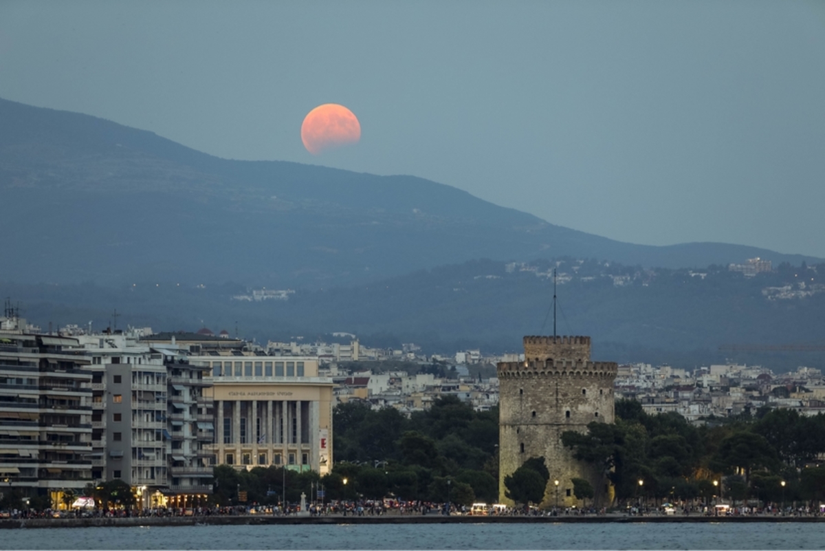 Ο Λευκός Πύργος άλλαξε πρόσωπο – Το πριν και το μετά [pics]