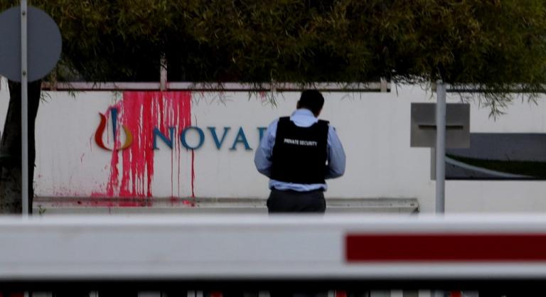 Υπόθεση Novartis: "Ντου" του Ρουβίκωνα στα κεντρικά γραφεία της εταιρείας! Έσπασαν με βαριοπούλα την πύλη - Πέταξαν κόκκινη μπογιά! Οι πρώτες εικόνες