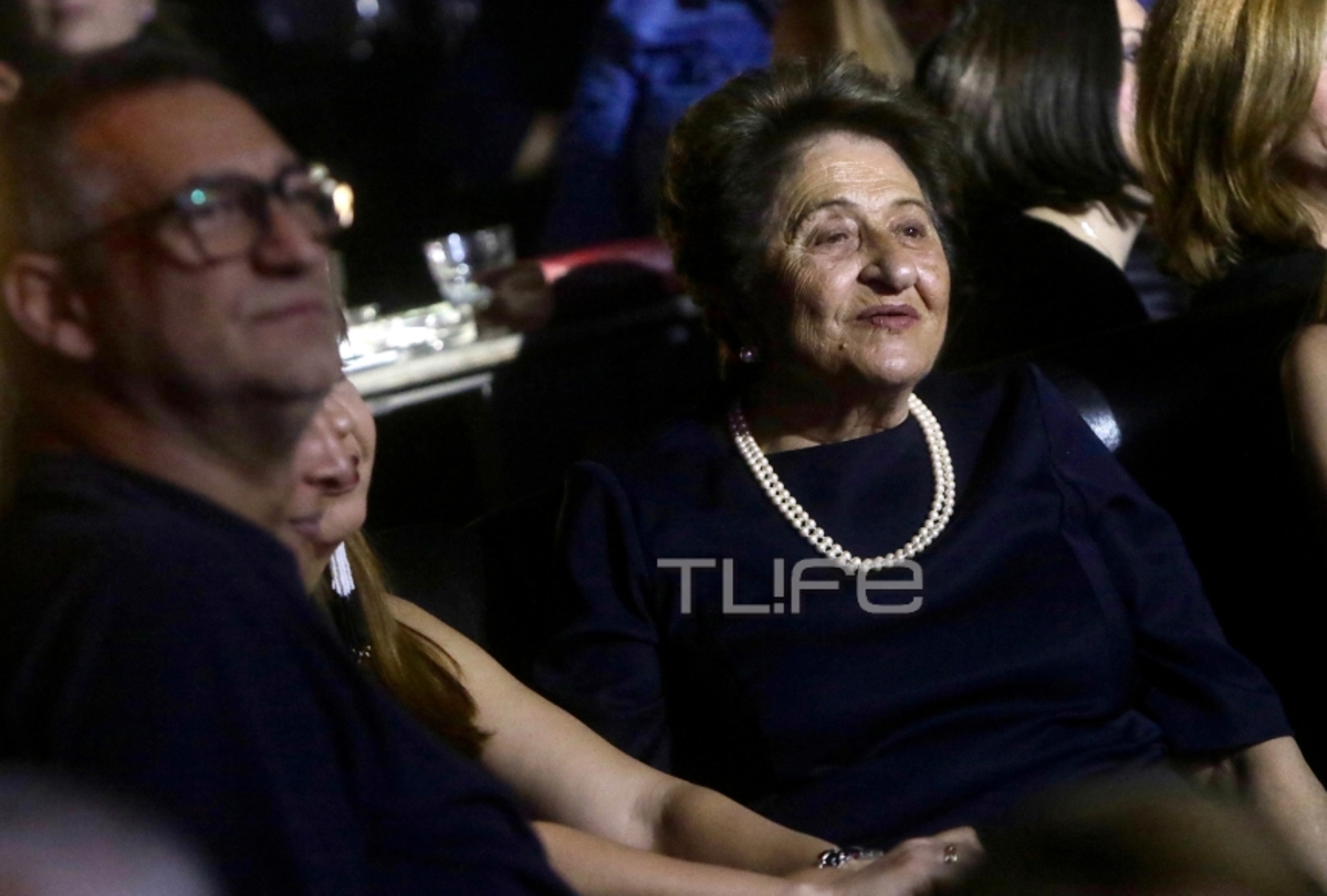 Αντώνης Ρέμος: Τα “έσπασε” η  μητέρα του Ελένη στον Βασίλη Καρρά! [pics]