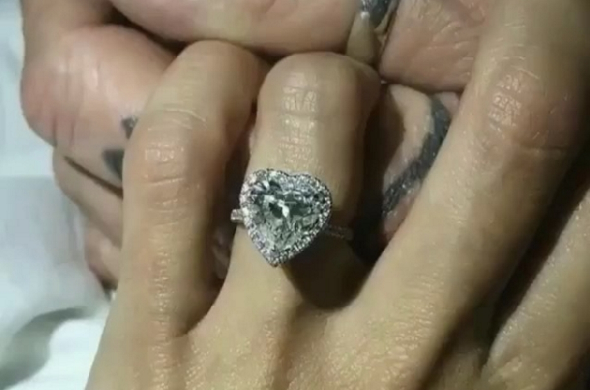 Εκκεντρικός σταρ έκανε πρόταση γάμο στην καλή του ανήμερα του Αγίου Βαλεντίνου!