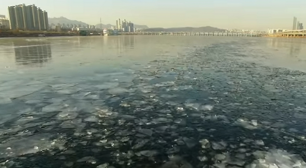 Θαρραλέοι στους -28! Βούτηξαν στα παγωμένα νερά του ποταμού Χαν