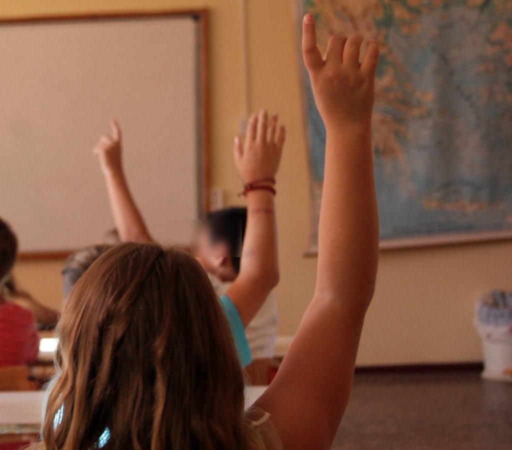 Βόλος: Σήκωσε το χέρι και πάγωσε τον καθηγητή – Η μαθήτρια μίλησε στην τάξη για τη νύχτα που προηγήθηκε!