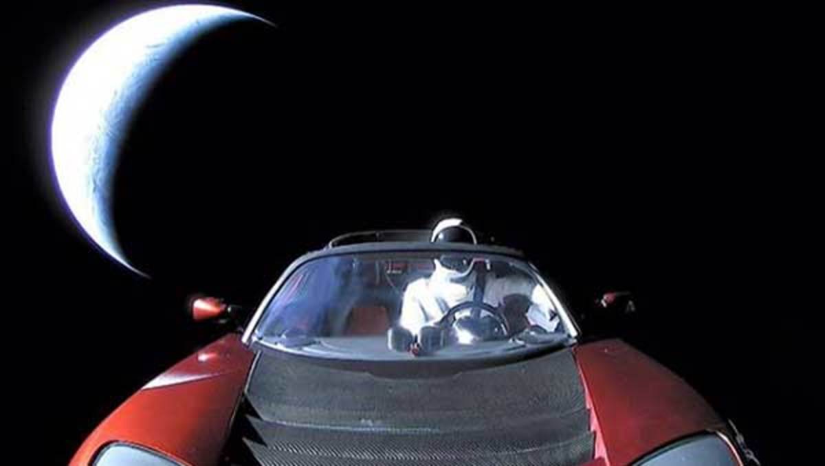 Space X: Πέρα από τον Άρη ταξιδεύει το διαστημικό αυτοκίνητο Tesla