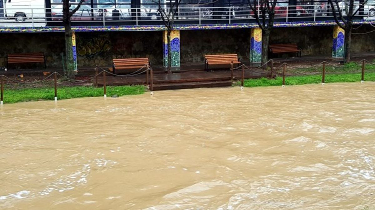 Τρίκαλα: Υπερχείλισε ο Ληθαίος ποταμός – Φόβοι για περαιτέρω επιδείνωση τις επόμενες ώρες [pic, vid]