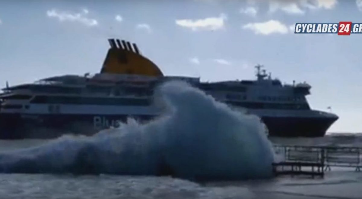 Τεράστια κύματα “καταπίνουν” το πλοίο στην Τήνο [vid]
