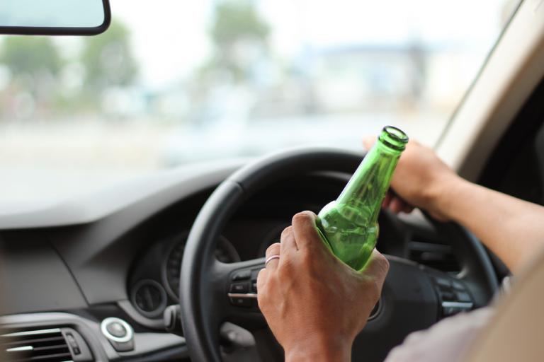 Ανήκουστη ρύθμιση του κώδικα οδικής κυκλοφορίας! Οι δικαστικοί θα μπορούν πλέον να... οδηγούν μεθυσμένοι