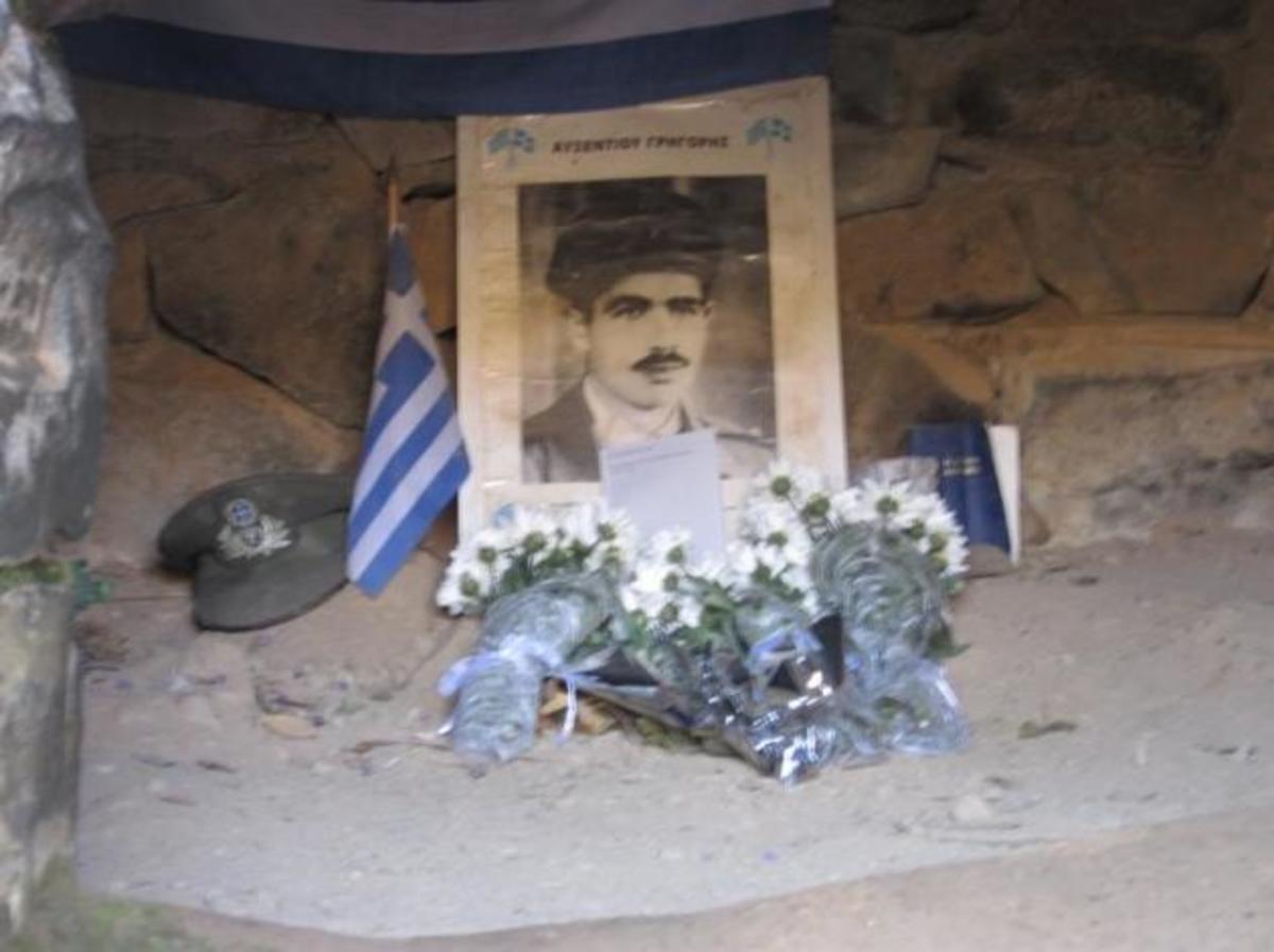 Μνημόσυνο για τον ήρωα Αυξεντίου και αναπαράσταση της θυσίας του [pics]