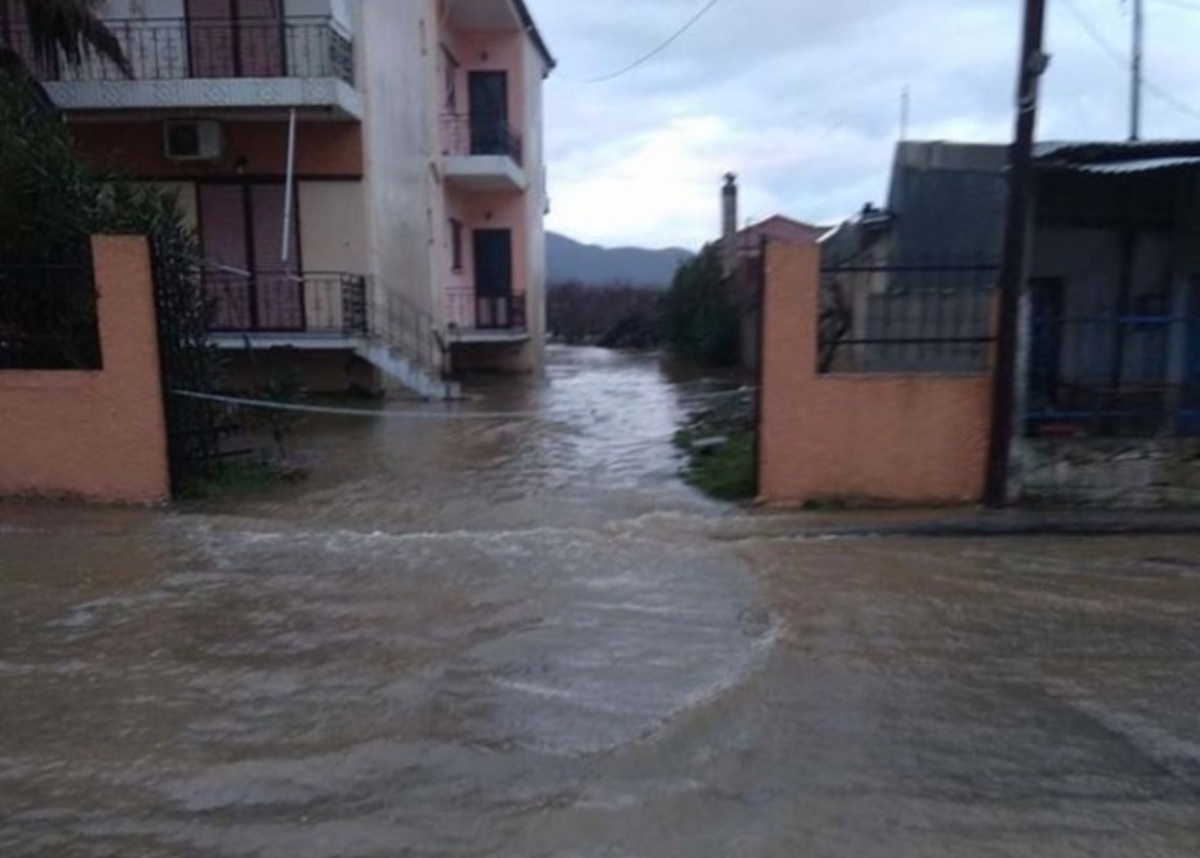 Λάρισα: “Βενετία” ξανά ο Αγιόκαμπος – Πλημμύρισαν σπίτια και κόπηκε ο δρόμος προς Σκήτη [pics]