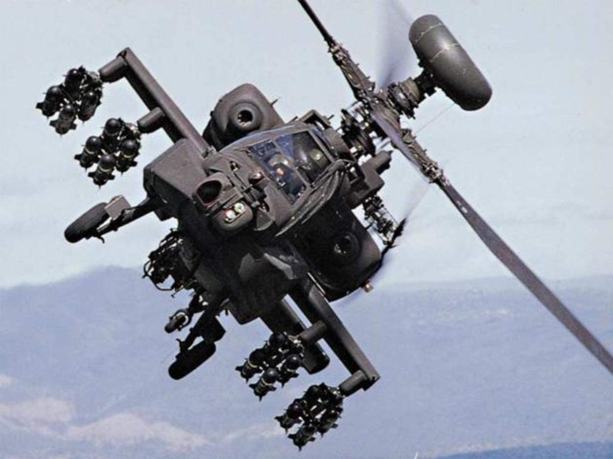 Αυτά είναι τα επιθετικά ελικόπτερα Apache: Το “μακρύ δόρυ” του Στρατού Ξηράς