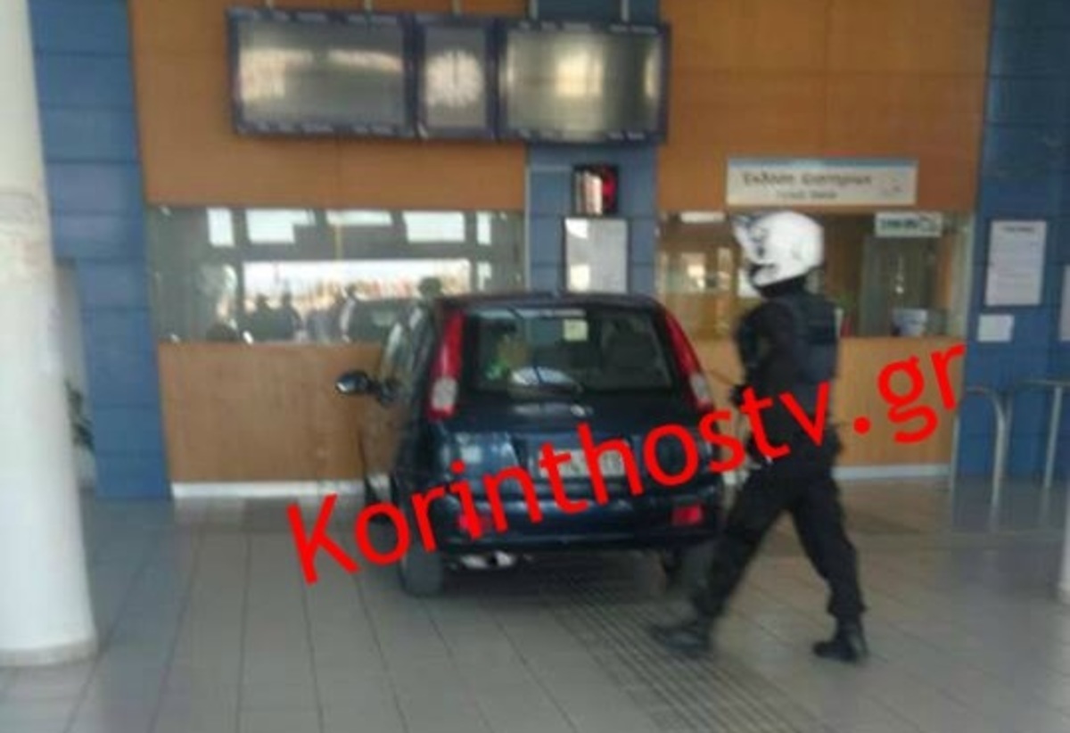 Κόρινθος: Αυτοκίνητο μπήκε στα εκδοτήρια του Προαστιακού! [vid]