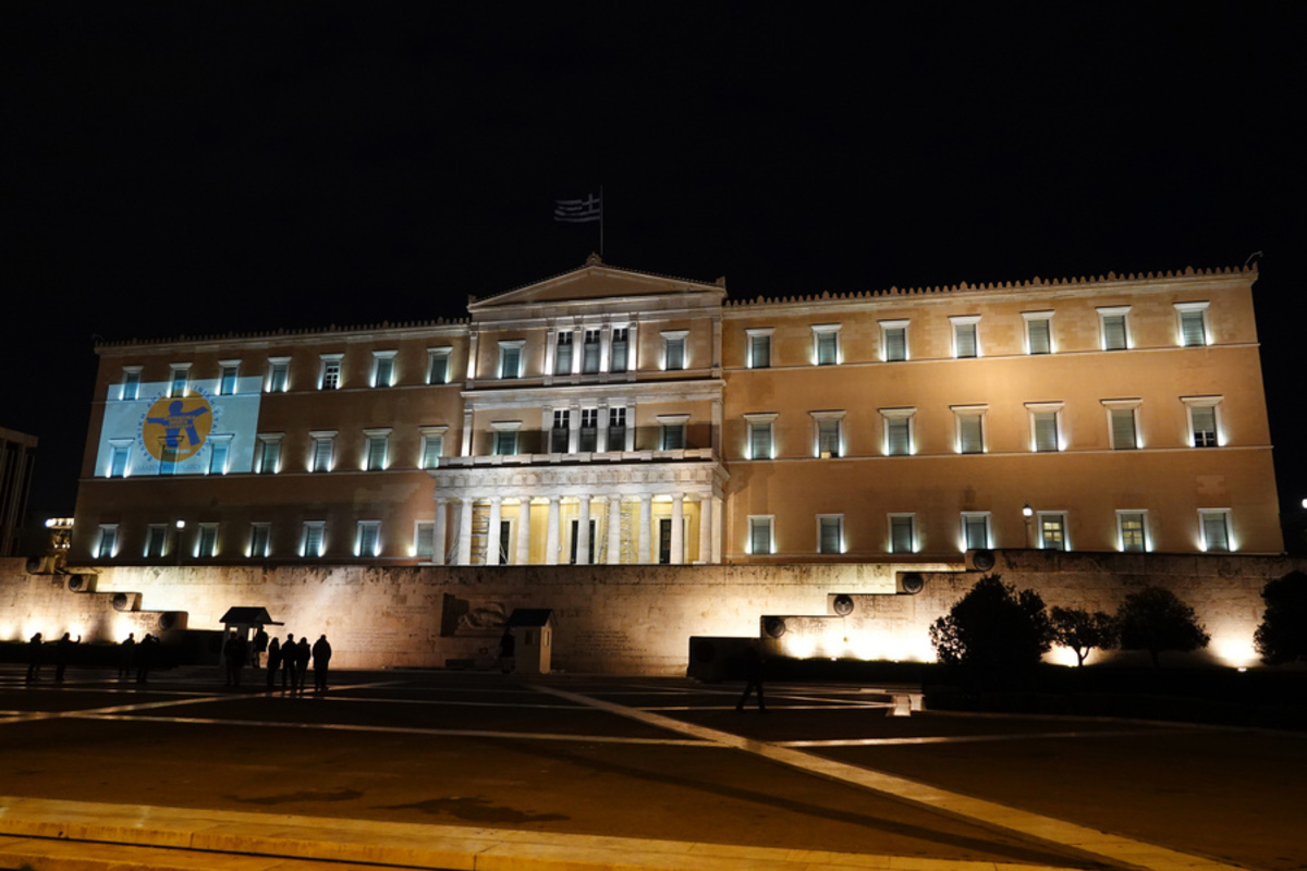 Γιατί φωταγωγήθηκε η Βουλή το βράδυ του Σαββάτου