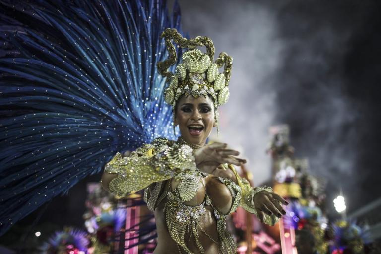 Εντυπωσιακές εικόνες! Καρναβάλι με σάμπα και… πολιτικά μηνύματα